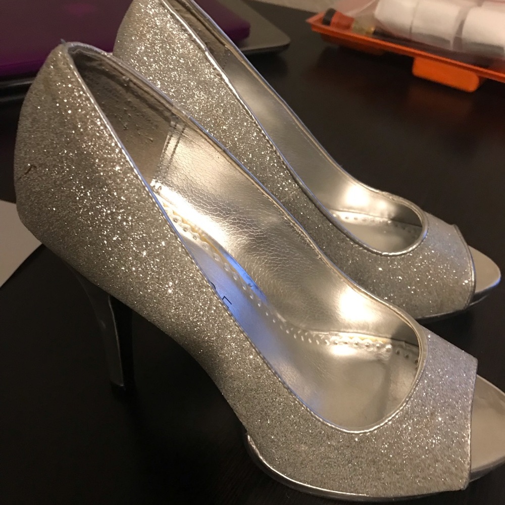 Rampage size 7.5 glitter platform pumps